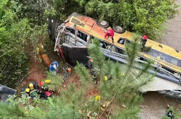 Fatal choque en Misiones: un micro cayó a un arroyo tras una colisión frontal