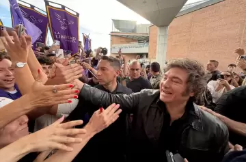 Javier Milei emitió su voto en Almagro y volvió a Olivos