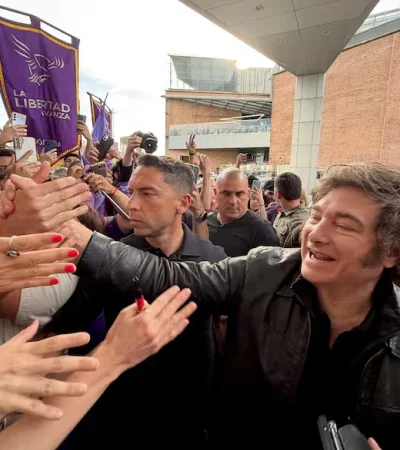 El presidente votó en la UTN de Almagro, acompañado por Karina Milei.