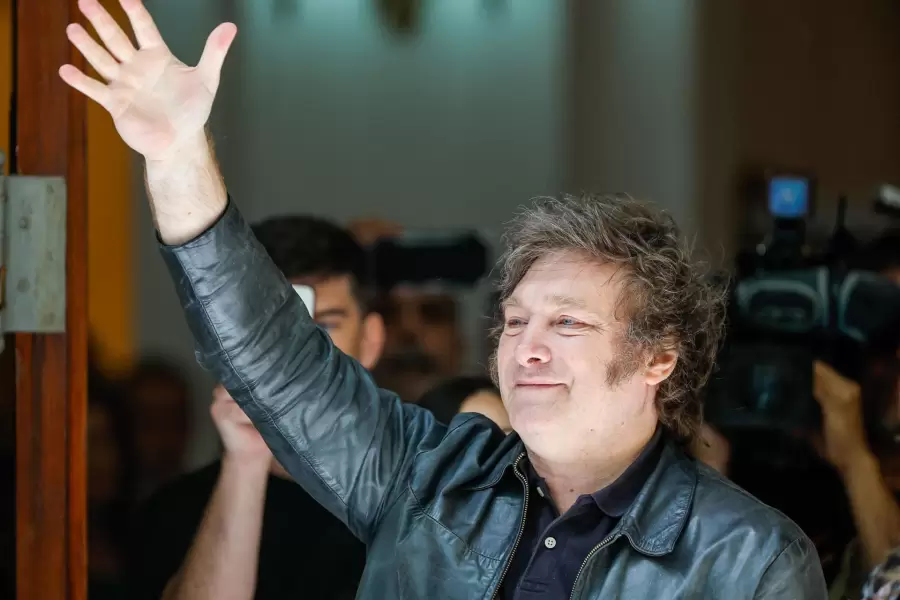 Milei votó en Almagro, pero volvió a Olivos: día de reestructuraciones.