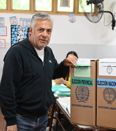 Alfredo Cornejo emitió su voto en las elecciones legislativas 2025.