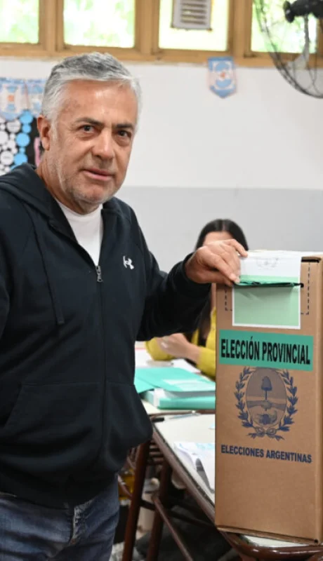 Alfredo Cornejo emitió su voto en las elecciones legislativas 2025.