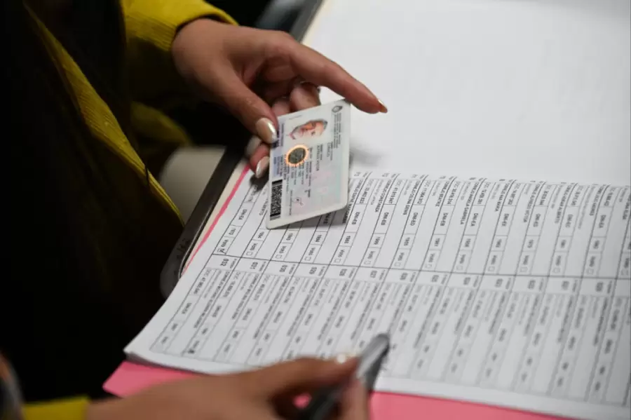 Alfredo Cornejo emitió su voto en las elecciones legislativas 2025.