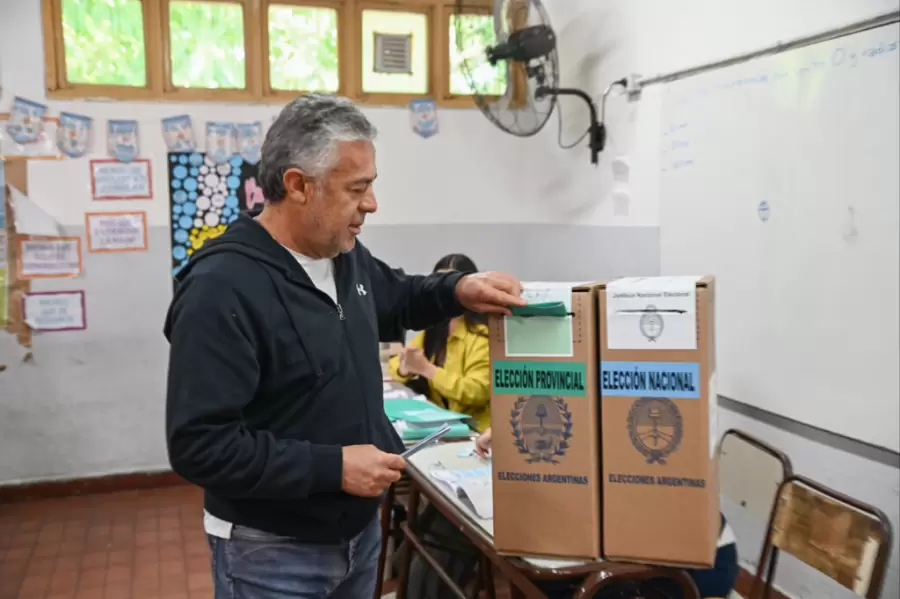 Alfredo Cornejo emitió su voto en las elecciones legislativas 2025.