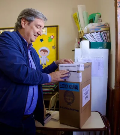 Emir Félix emitió su voto.