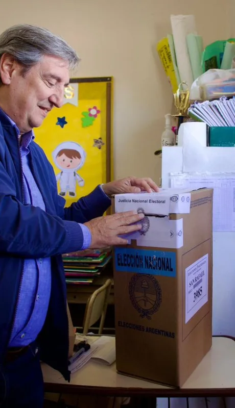 Emir Félix emitió su voto.