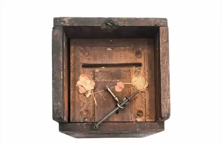 Tapa con ranura, y la llave correspondiente. Eran los intentos de hacer del voto algo secreto.