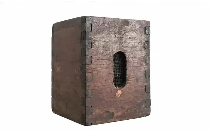 Frente de la urna de 1873. La tatarabuela de las de cartón corrugado que utilizamos en la actualidad.