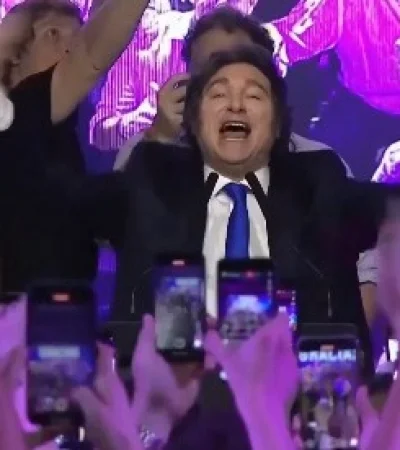 Javier Milei celebrando el triunfo en las elecciones legislativas / Fuente: X