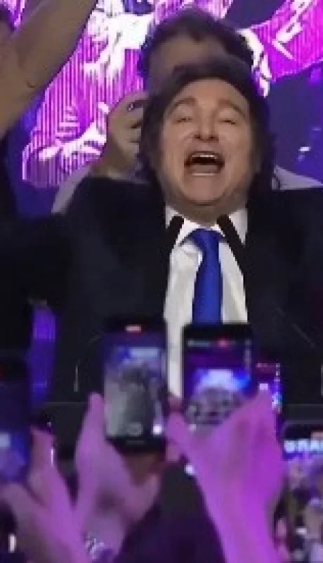 Javier Milei celebrando el triunfo en las elecciones legislativas / Fuente: X