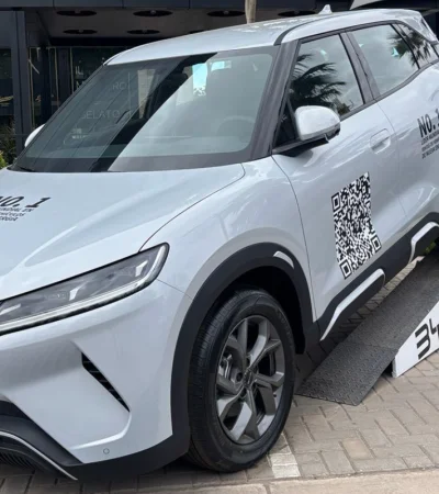 El cargador de pared puede dejar el auto listo en menos de 6 horas en tu propia casa.