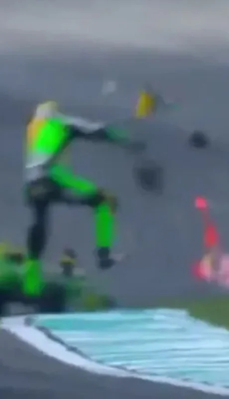 El cuerpo del suizo vuelta tras el impacto.