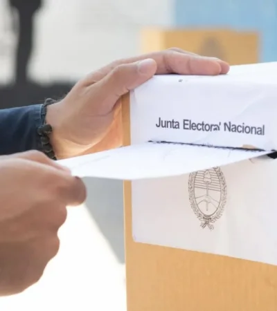 "La gente busca evadir el miedo, y votar a quien lo pueda resolver" (A. Urios).