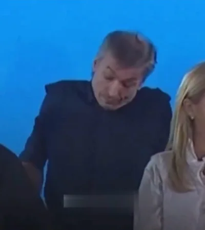 Máximo se ajustó el cinturón y arqueó las cejas, un gesto que muchos interpretaron como una señal de incomodidad. /