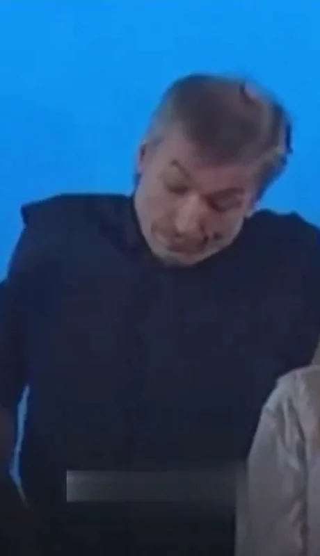 Máximo se ajustó el cinturón y arqueó las cejas, un gesto que muchos interpretaron como una señal de incomodidad. /