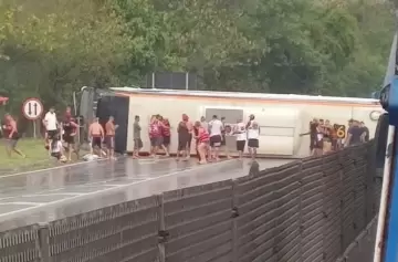 Volcó un micro con hinchas de Flamengo rumbo a Buenos Aires: varios heridos