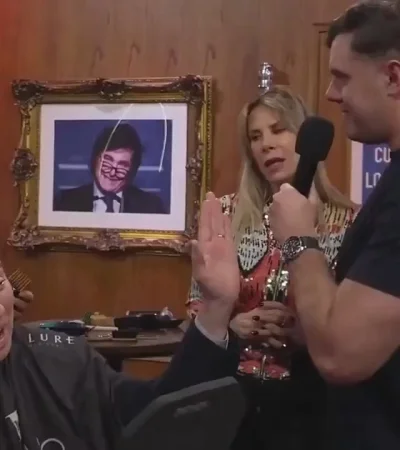 La sesión de peluquería política estuvo a cargo de El Tano de Il Figaro, reconocido barbero que fue el encargado de pasarle la máquina.