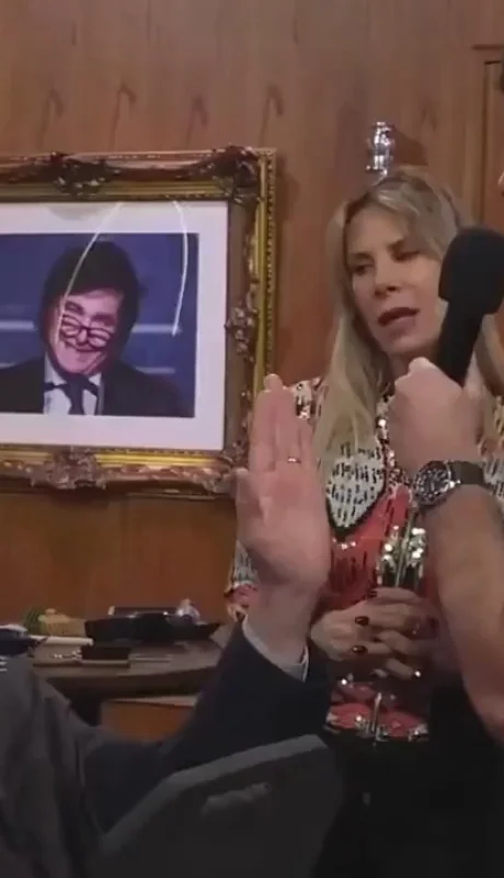 La sesión de peluquería política estuvo a cargo de El Tano de Il Figaro, reconocido barbero que fue el encargado de pasarle la máquina.