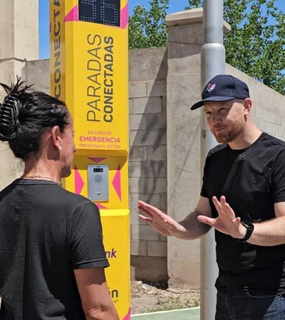 El intendente Luján de Cuyo en la inauguración de las paradas conectadas para más seguridad de los vecinos/ Fuente: Prensa Luján de Cuyo