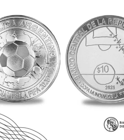 La moneda grafica la jugada del segundo gol a Inglaterra, pero no nombra al Diego