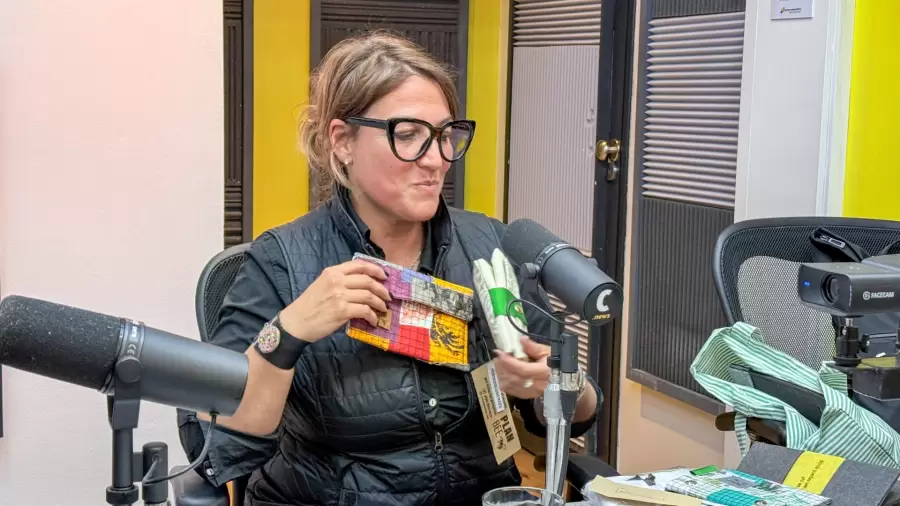 Spirito mostrando uno de los productos de Plan Bee, símbolo del trabajo inclusivo y creativo de la asociación.