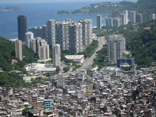Vista panorámica: rascacielos y favela. La desigualdad a flor de piel.