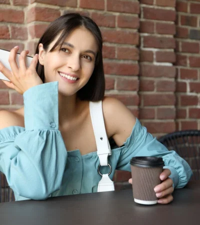 Según la psicología, esta tendencia se asocia a personas tímidas o con inseguridad relacional.