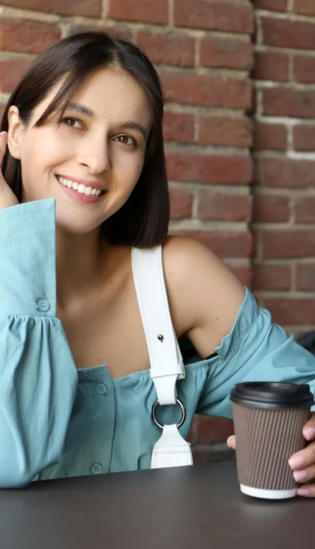 Según la psicología, esta tendencia se asocia a personas tímidas o con inseguridad relacional.