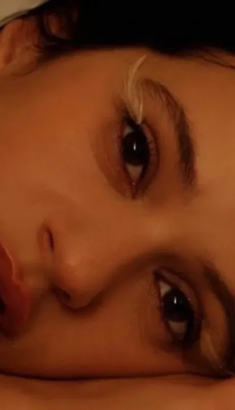 Entre la estética de un cuento de hadas y la vanguardia: la artista española en una clara referencia a Blancanieves.