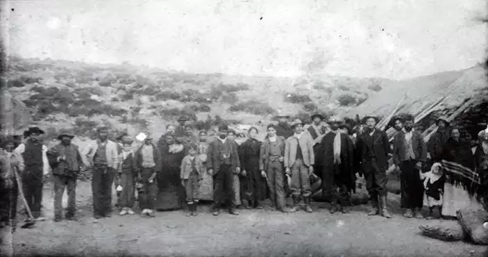 Obreros que participaron en la explotación del-oro en el norte neuquino. (Imagen: archivo web)