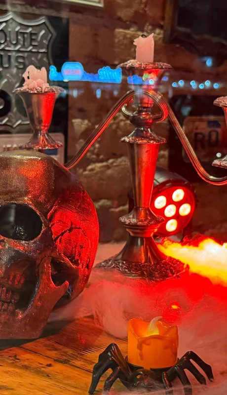 Los icónicos trajes rojos de 'El Juego del Calamar' no faltaron en la celebración.