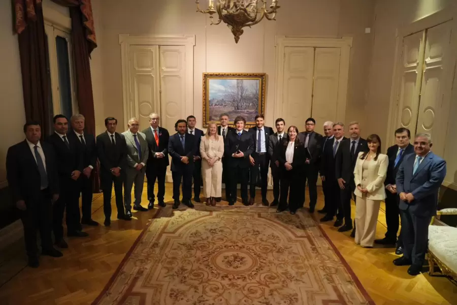 La foto de la reunión del Presidente con los gobernadores: Casado junto a Milei. (Foto: web)
