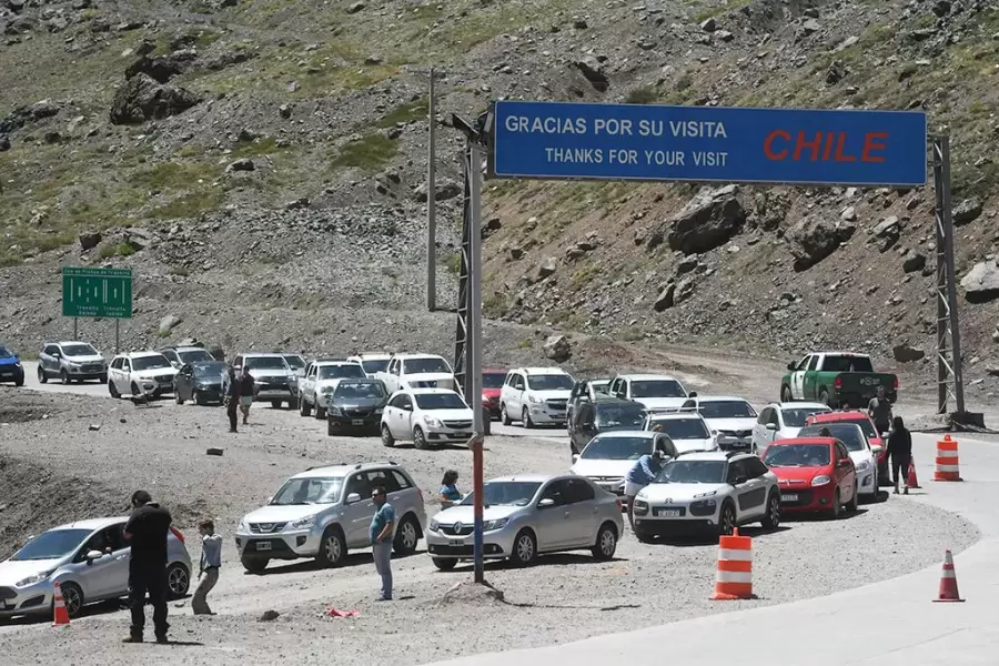 Aprovechando el fin de semana largo, se espera un cruce masivo de turistas chilenos por el Paso Cristo Redentor.