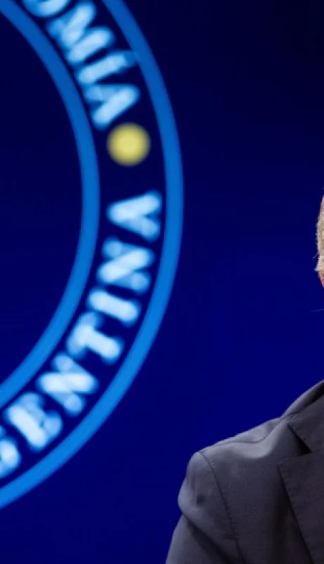 El ministro de Economía, Luis Caputo, busca fortalecer la posición argentina ante la revisión del FMI en febrero.