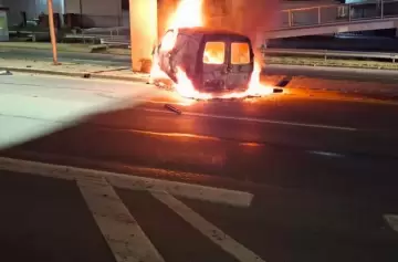 Tragedia en Córdoba: un auto chocó, se incendió y el conductor murió atrapado
