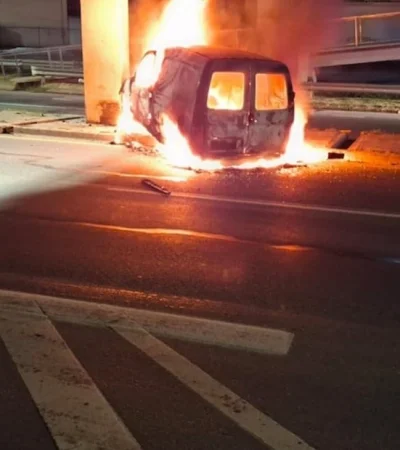 El choque fue tan violento que el automóvil quedó con destrucción total y empezó a incendiarse.