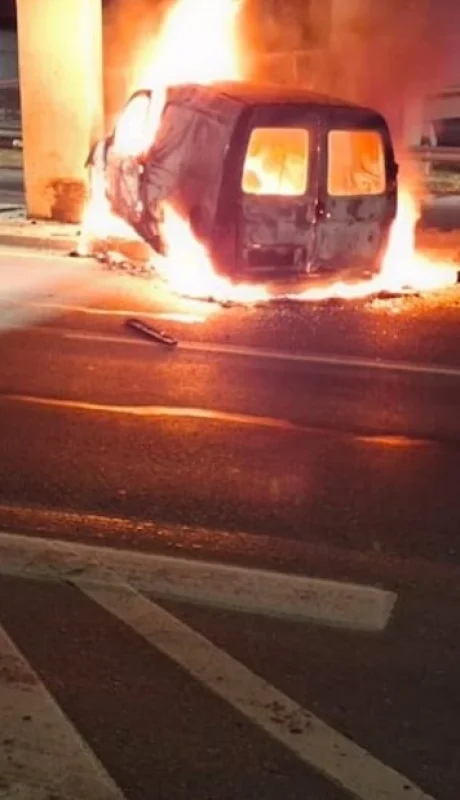 El choque fue tan violento que el automóvil quedó con destrucción total y empezó a incendiarse.