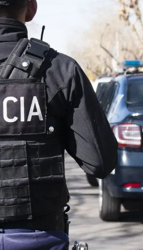 La policía trabajó en la escena del crimen, donde la víctima fue estrangulada con un cinturón.