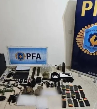 El hallazgo más perturbador fue la réplica del subfusil, donde estaban inscriptos los nombres de reconocidos tiradores en masa.