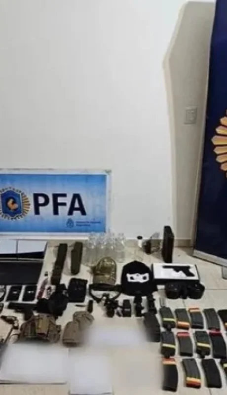 El hallazgo más perturbador fue la réplica del subfusil, donde estaban inscriptos los nombres de reconocidos tiradores en masa.