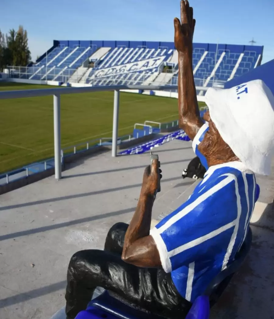 La estatua del "Loco Julio" fue instalada a finales de mayo de este año en la platea Sur del Gambarte.