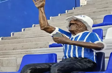 Malestar entre los hinchas de Godoy Cruz: sacaron la estatua del "Loco Julio" del Gambarte