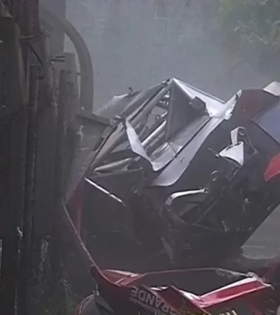 Pánico en el Gálvez: el momento exacto en que el Toyota de Luis Gastaldi vuela y se incrusta contra el alambrado de la tribuna.