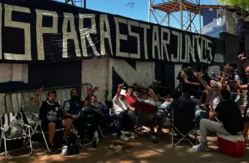 Fiebre Azul: Hinchas de Independiente Rivadavia acampan por entradas para la final en medio de la polémica por el cupo