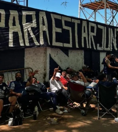 Fiebre azul: miles de hinchas leprosos esperan comprar su entrada para la final de la Copa Argentina.