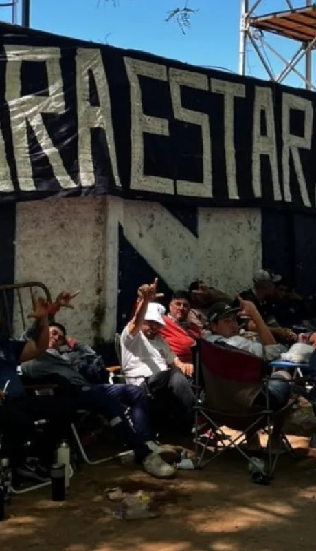 Fiebre azul: miles de hinchas leprosos esperan comprar su entrada para la final de la Copa Argentina.