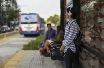 ¿Estrés en la ciudad? Expertos revelan cómo una simple caminata por la vereda mejora tu salud mental