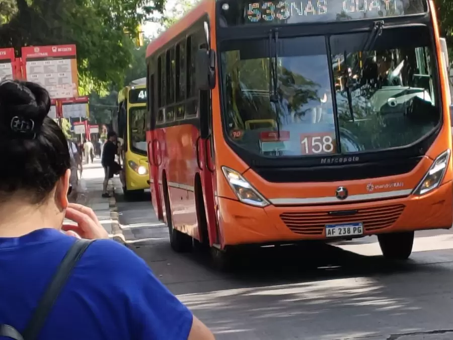 La desesperación de los mendocinos por el aumento del pasaje de colectivo a partir del 10 de noviembre.