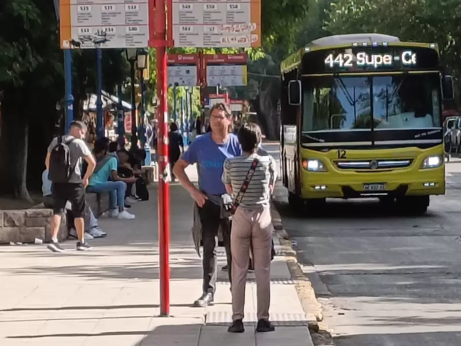La desesperación de los mendocinos por el aumento del pasaje de colectivo a partir del 10 de noviembre.