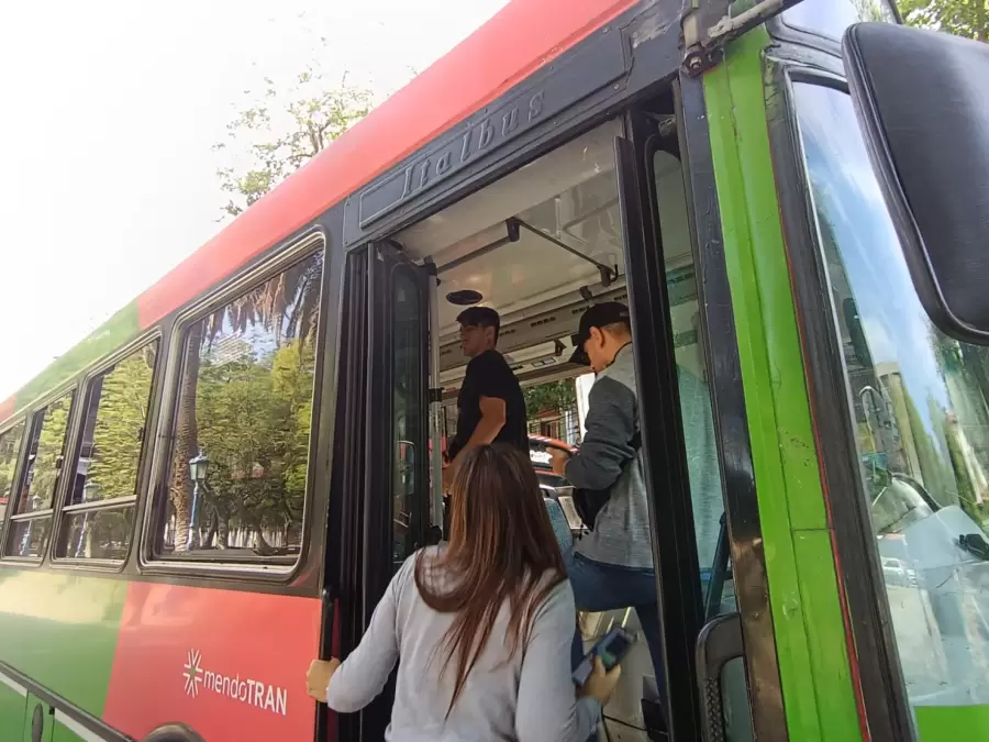 La desesperación de los mendocinos por el aumento del pasaje de colectivo a partir del 10 de noviembre.
